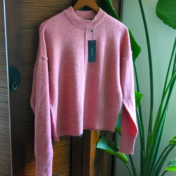 NWT Vero Moda fuzzy, soft crewneck sweater, peachy-pink Wild Rose, size Medium - Picture 1 of 7